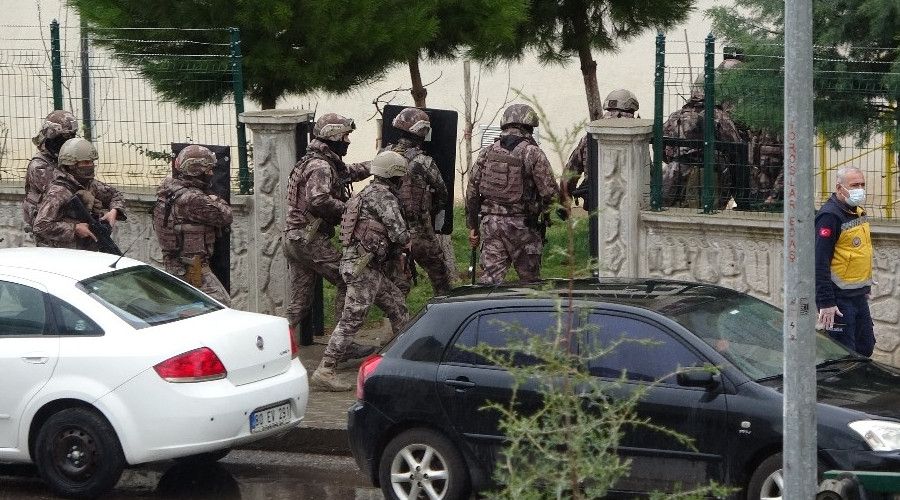 Rehin ald��� 3 ki�iyi silahla vurarak yaralad�, operasyonla k�sk�vrak yakaland�