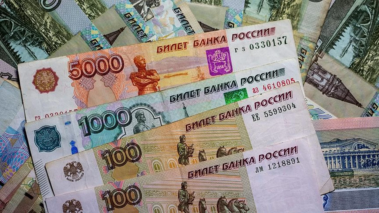 Rus rublesini f�ze vurdu