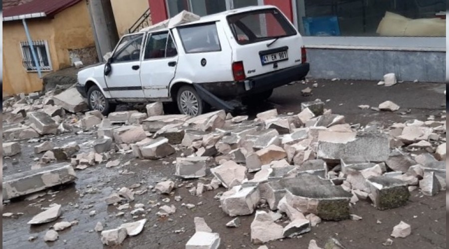 Rüzgar binanın duvarını yıktı