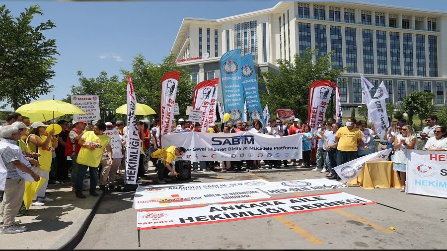 Sağlık çalışanları iş bıraktı