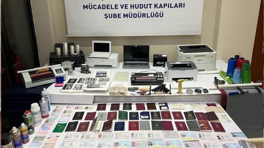 Sahte pasaport imal eden 5 ��pheli yakaland�