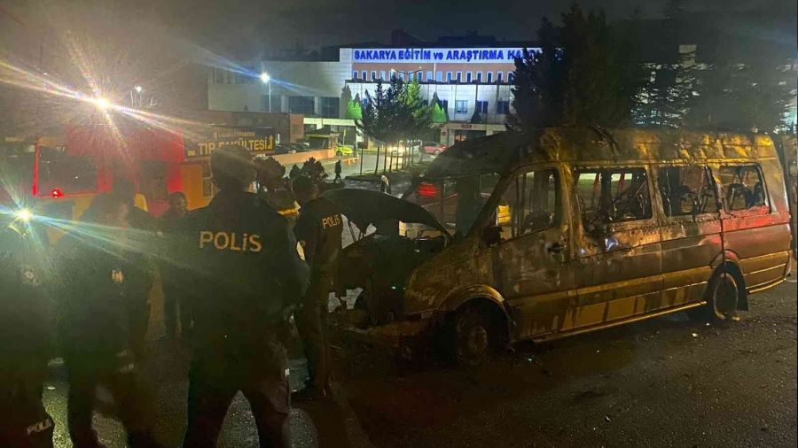 Sakarya'da hastane önünde minibüs yandı