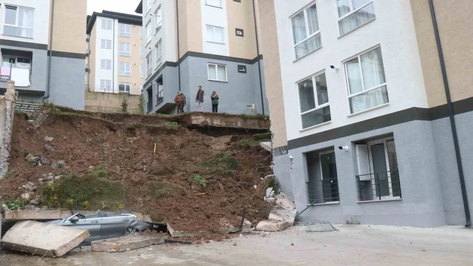 Sakarya'da istinat duvar� ��kt�, 3 bina bo�alt�ld�