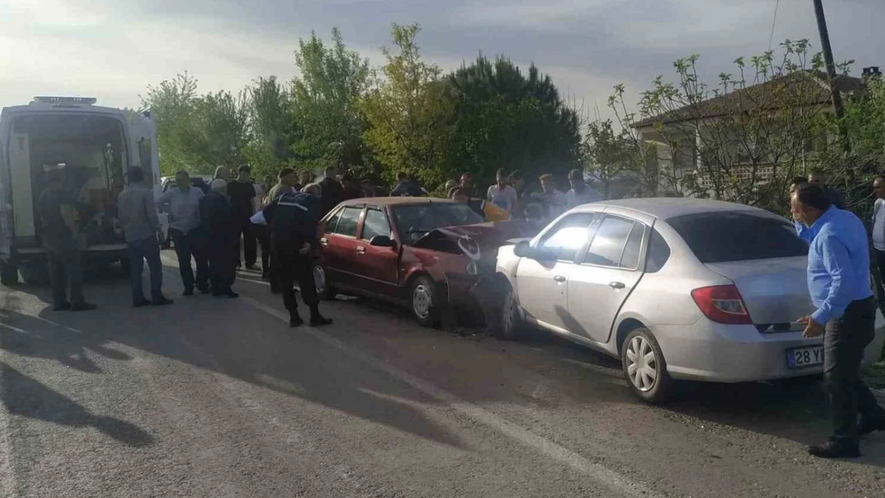 Samsun'da iki otomobil kafa kafaya arpt: 8 yaral