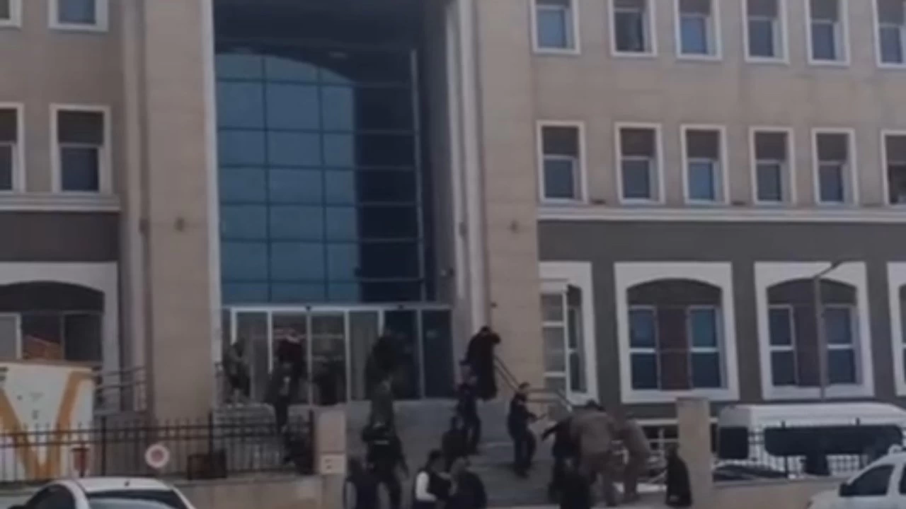 �anl�urfa'da adliye �n�nde kavga: 16 yaral�, 15 g�zalt�