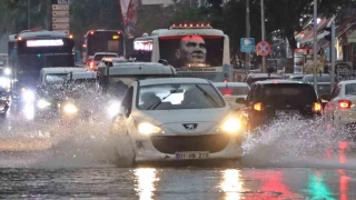 Sar alarm ile uyarlan Antalya'da saanak etkisini gsteriyor