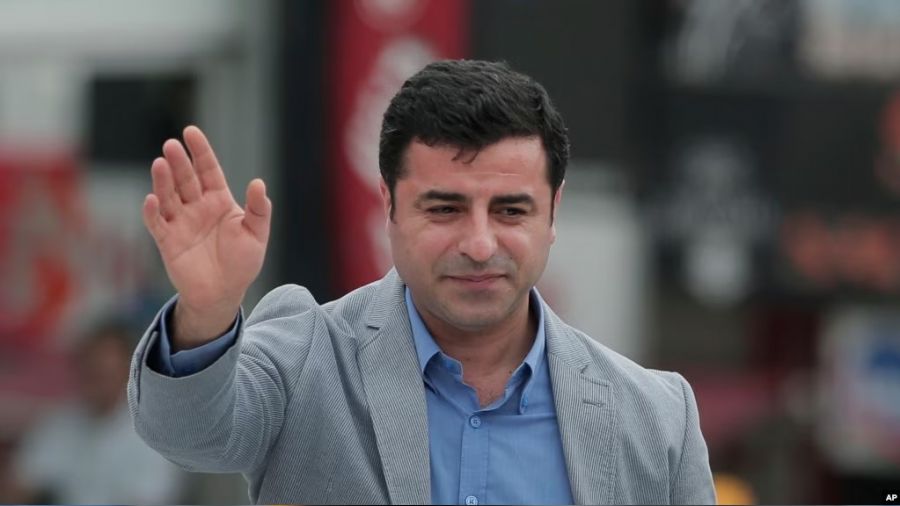 Selahattin Demirta� siyasetten �ekildi