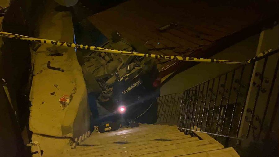 Silahlı saldırıya uğradı, kaçmaya çalışırken aracıyla evin çatısına uçtu