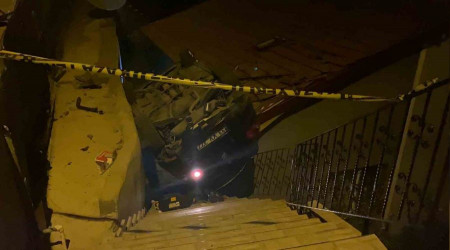 Silahlı saldırıya uğradı, kaçmaya çalışırken aracıyla evin çatısına uçtu