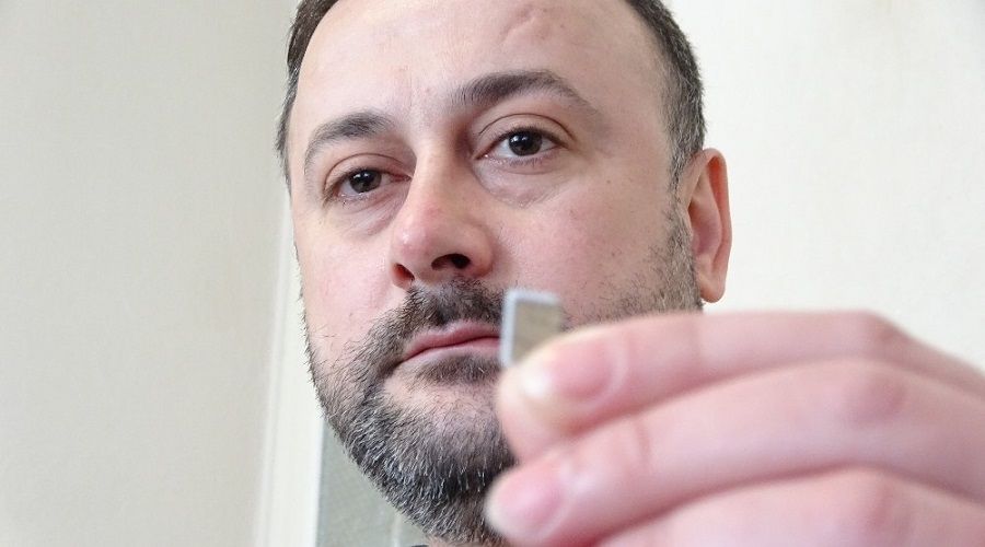 Sim kart�n� ��pe att�, hayat� karard�