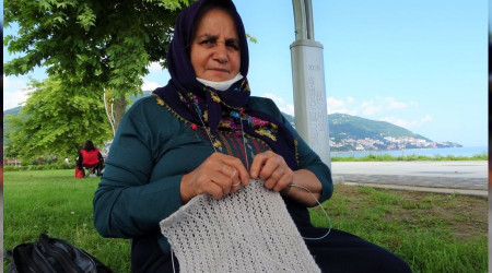 Sınava giren torunlarını onlara çeyiz örerek bekledi