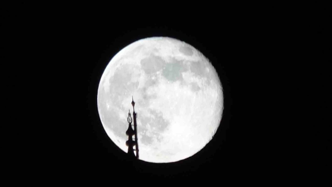 Şişkin ay görsel şölen sundu