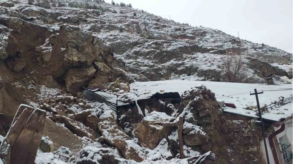 Sivas'ta yama�tan kopan kayalar tehlike sa�t�