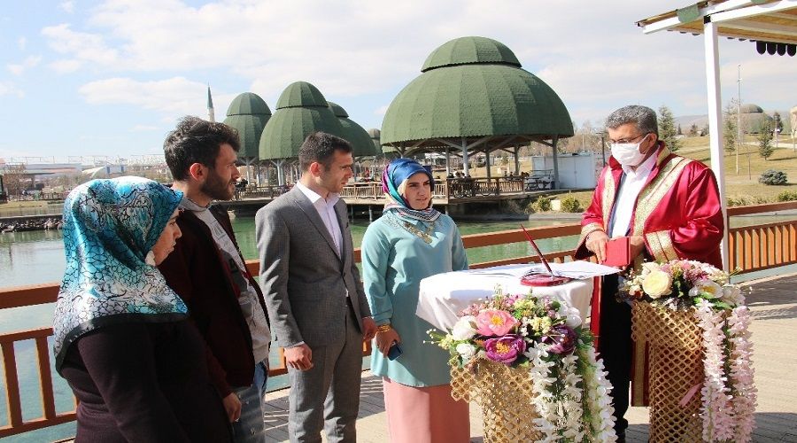 Solu�u nikah salonlar�nda ald�lar