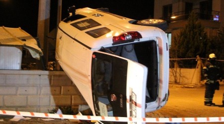 Takla atarak metrelerce sürüklenen otomobil duvarda asılı kaldı