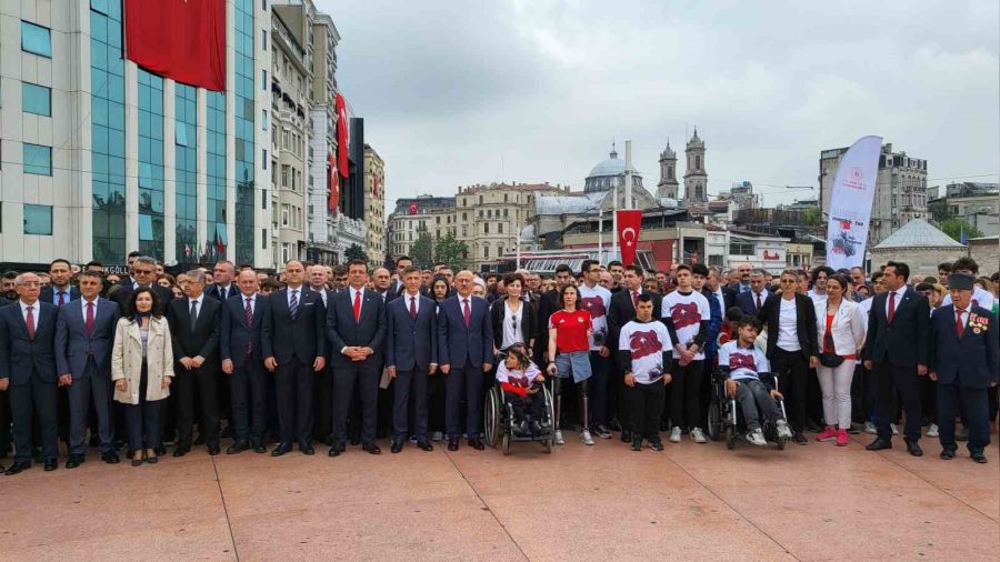 Taksim Meydanı'nda 19 Mayıs töreni