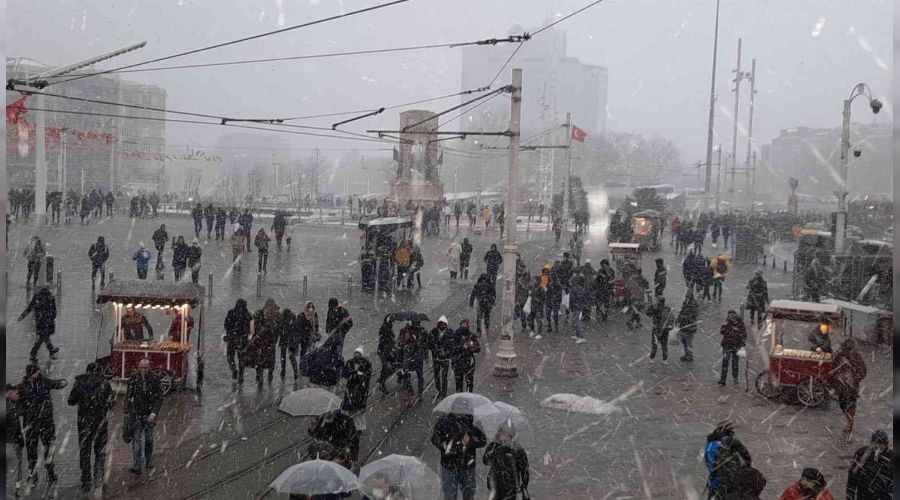 Taksim'de lapa lapa kar yağdı