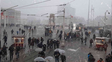 Taksim'de lapa lapa kar yağdı