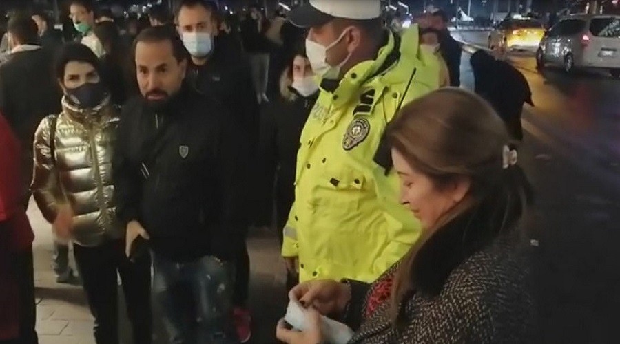 Taksim'de maske ve sigara denetimi