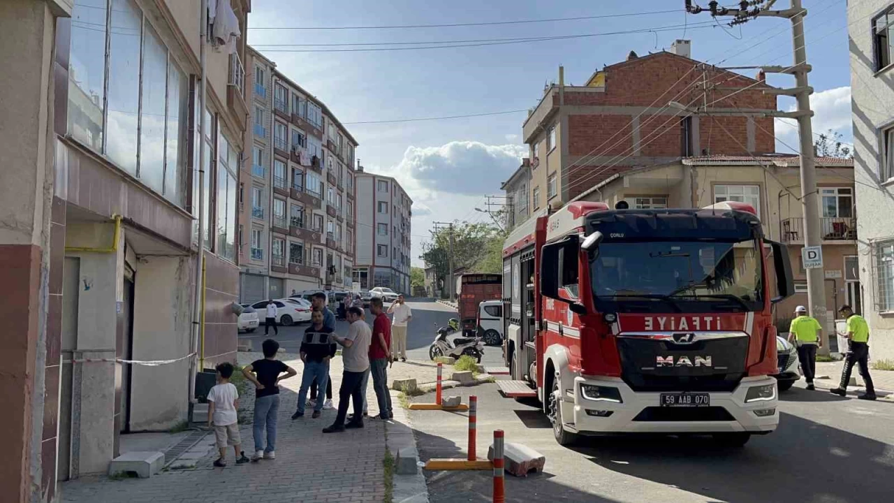 Tamir ettiği arabasının altında kaldı
