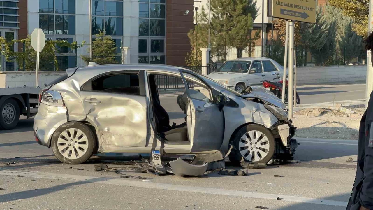 Tar�m i��ilerini ta��yan minib�sle otomobil �arp��t�: 15 yaral�