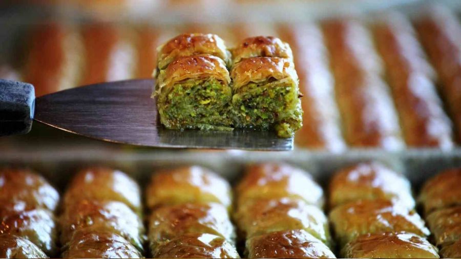 Taş fırında pişen baklavalar tezgahta