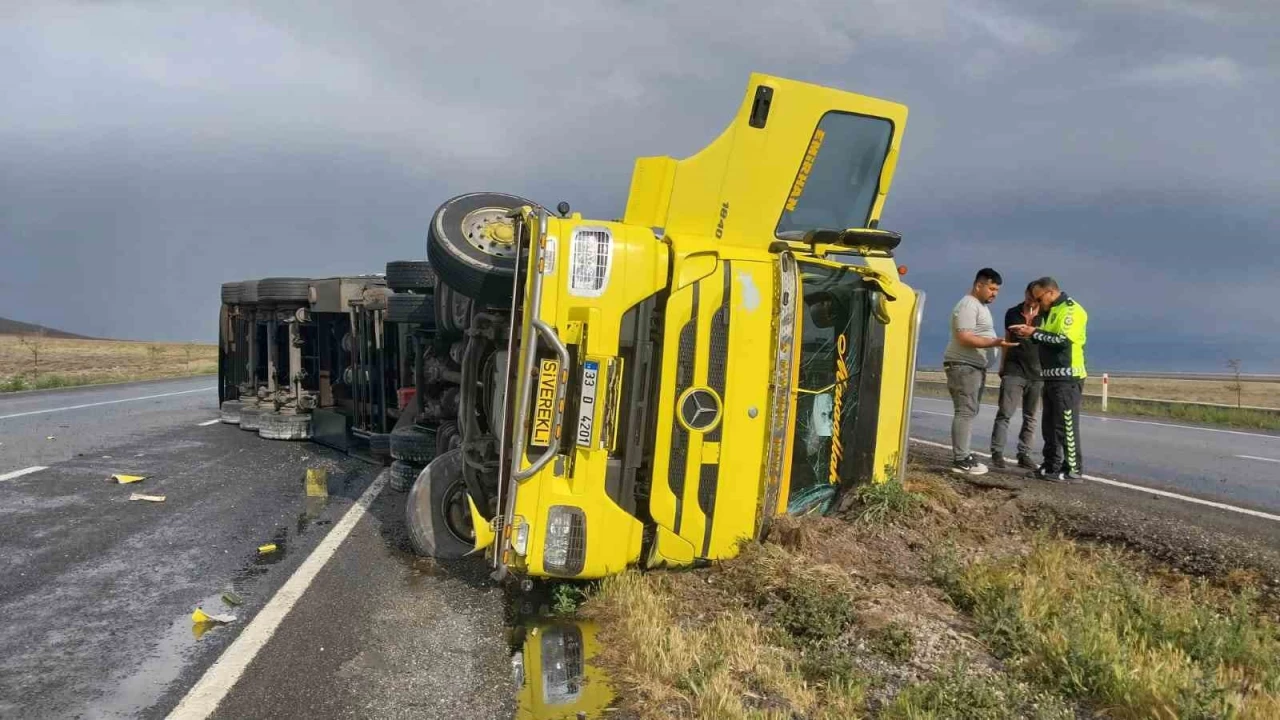 Tır devrildi, anguslar kayboldu