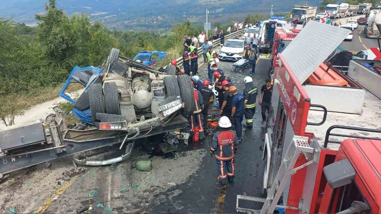 Tır otomobili sürükleyerek devrildi, 2 ölü 2 yaralı