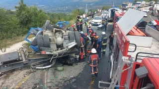 Tır otomobili sürükleyerek devrildi, 2 ölü 2 yaralı