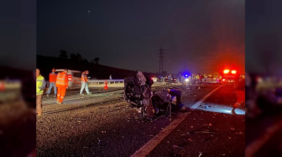 TIR'a arkadan �arpan otomobil hurdaya d�nd�: 3 �l�, 1 a��r yaral�