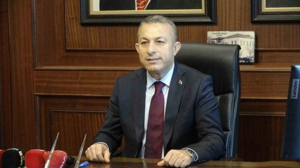 Trabzon'un yeni valisi Tahir �ahin g�reve ba�lad�