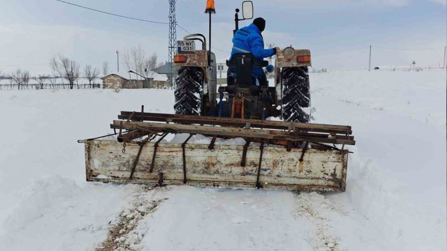 Traktörüne bağladığı aparatla yol açıyor