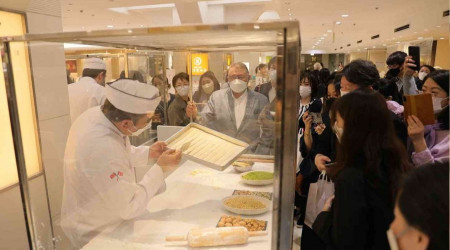 Türk tatlısı baklava Japonya'nın en lüks semtinde görücüye çıktı
