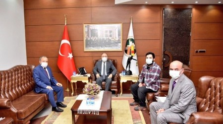 Türkiye'nin ilk cep uydusunun maketini takdim ettiler