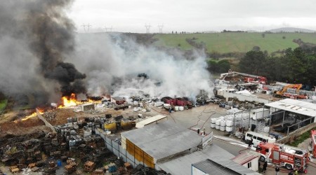 Tuzla'daki fabrika yangını havadan görüntülendi