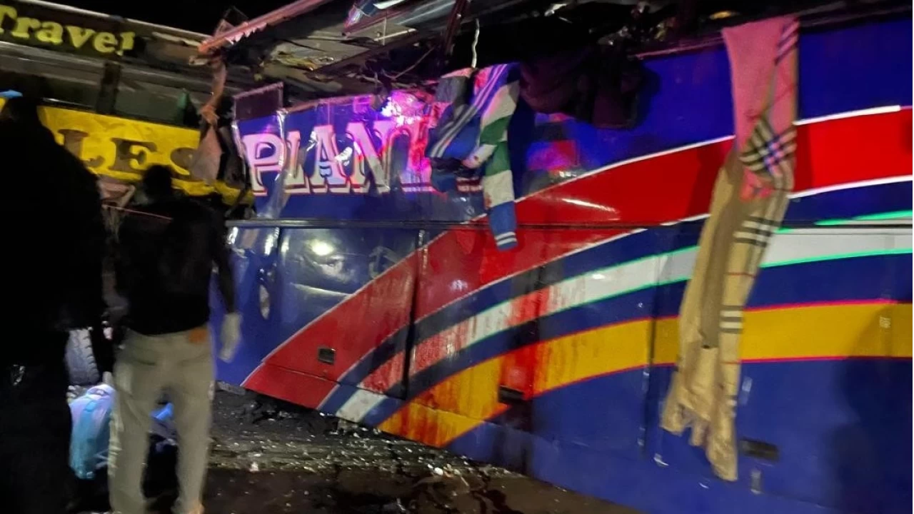 Uganda'da iki otobüs kafa kafaya çarpıştı: En az 63 ölü