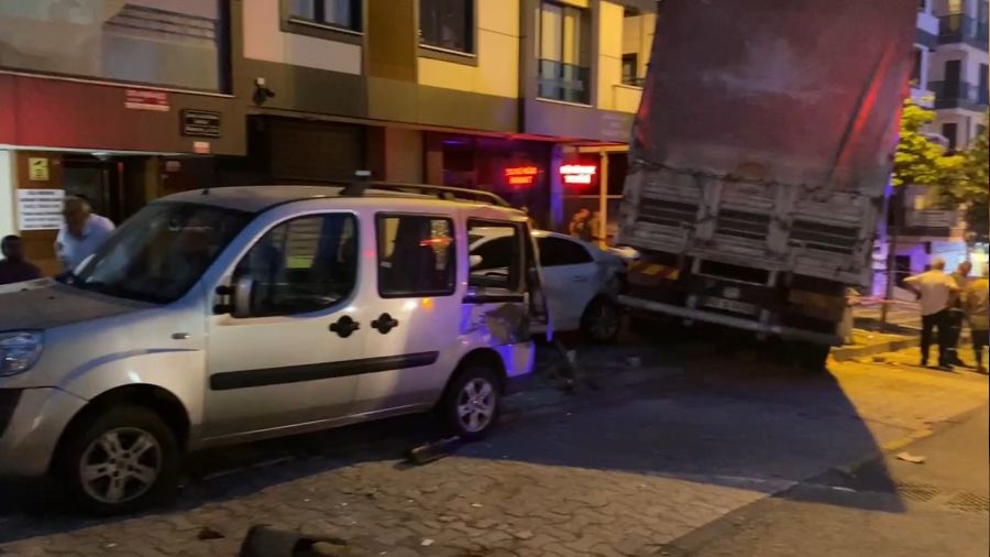 mraniye'de freni boalan kamyon 4 araca dald