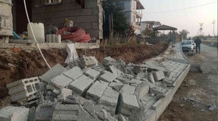Üzerine duvar devrilen işçi hayatını kaybetti