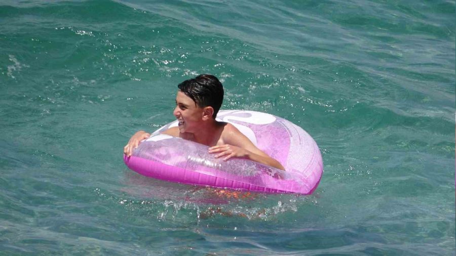 Van G�l�'n�n plaj�nda hafta sonu yo�unlu�u