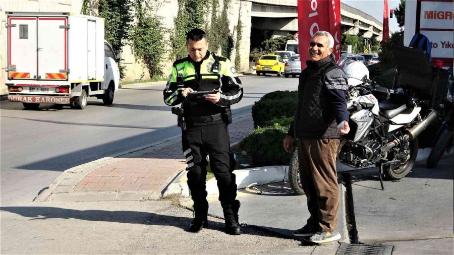 Yard�m i�in �a��rd��� arkada�� da ehliyetsiz ��kt�