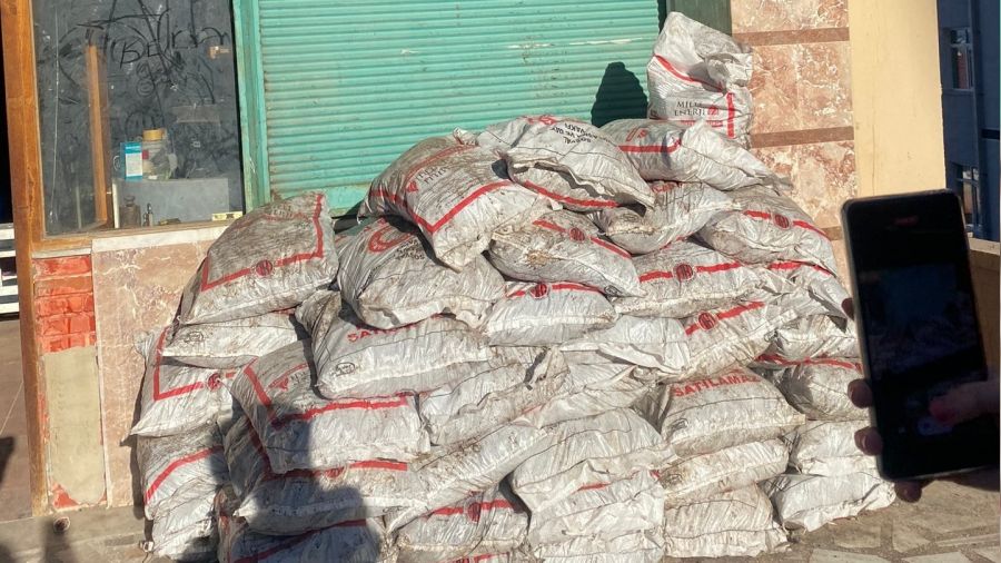 Yardım için verilen kömürleri satarken yakalandı