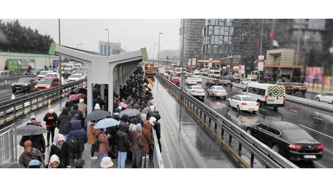 Yenibosna metrob�s dura��nda insan seli