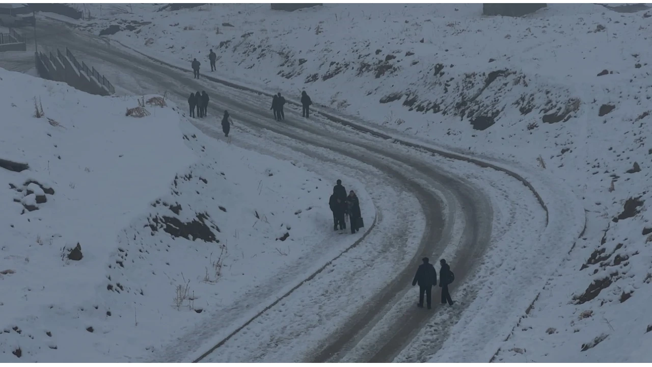 Yüksekova'da göz gözü görmüyor