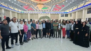 Yüksekova'yı gezen yerli turistler düğünde halay çekti