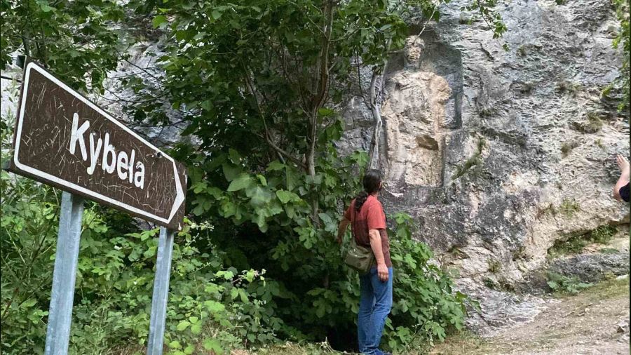 2 bin y�ll�k Kibele kabartmas�n� g�rmeye gelenler h�sranla kar��la��yor