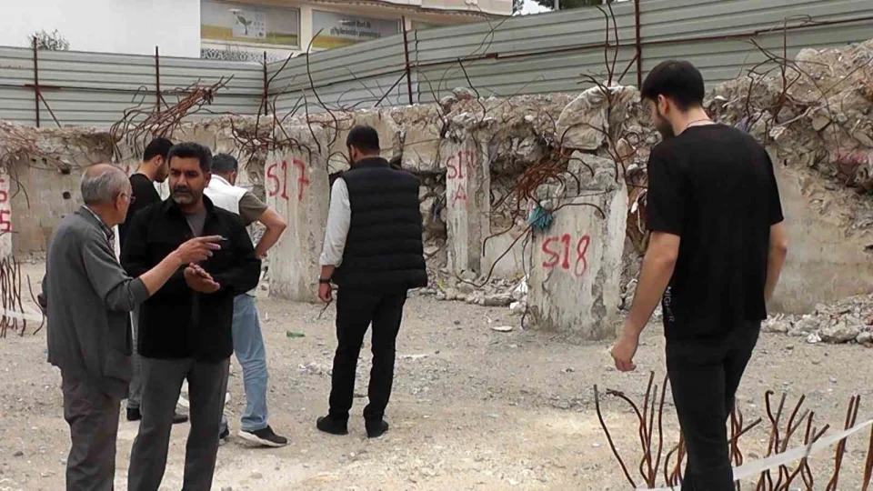 3 y�ld�r k�rm�z� b�ltenle aranan m�teahhitten �ok savunma