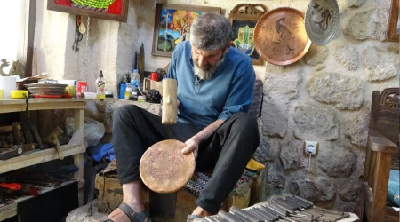 5 yaşından beri elleriyle sanat işliyor