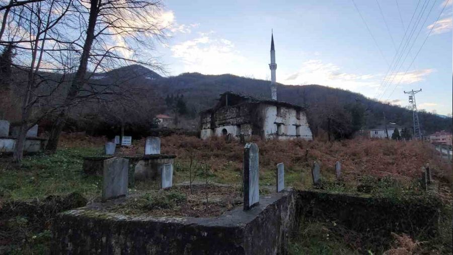 600 yıllık tarihi cami, defineciler tarafından talan edildi