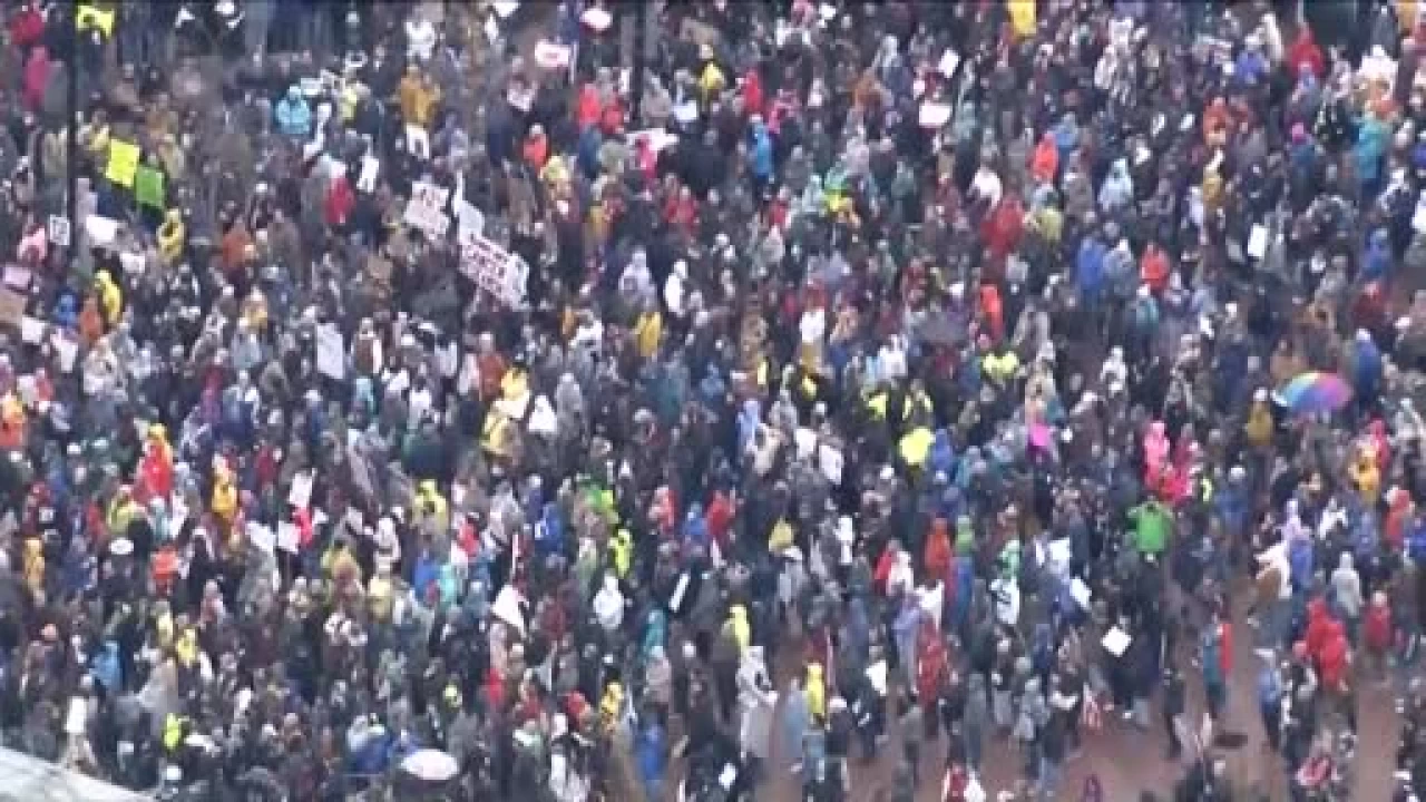 ABD'nin 50 eyaletinde y�z binler Trump�a kar�� soka�a ��kt�