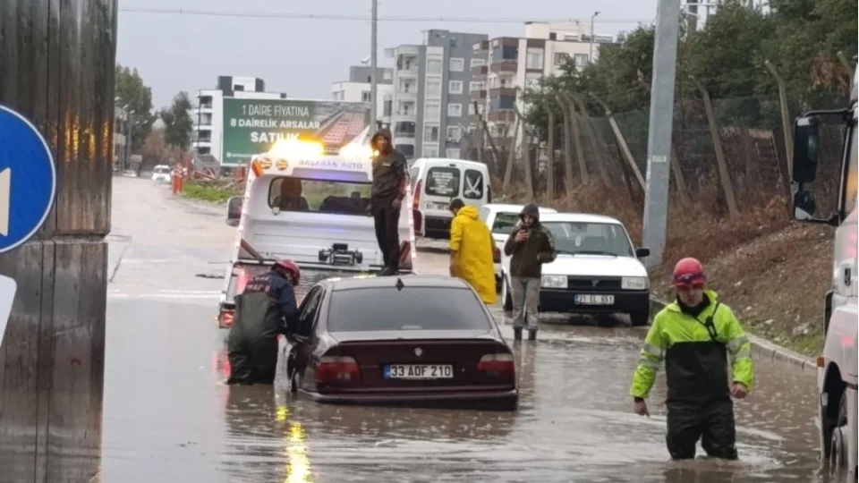 Adana'da sağanak hayatı felç etti